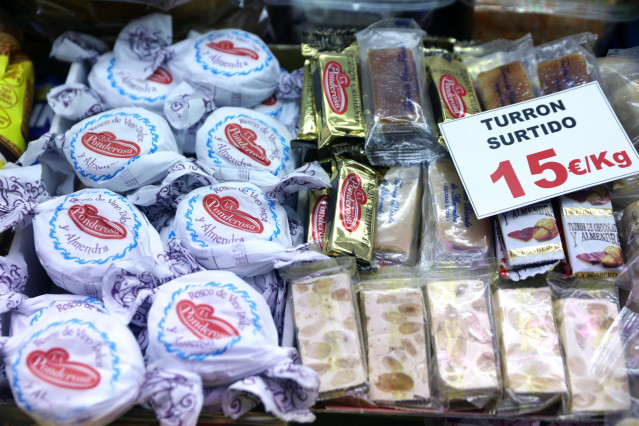 Archivo - Turrón y mazapán en un puesto en el Mercado de San Isidro,