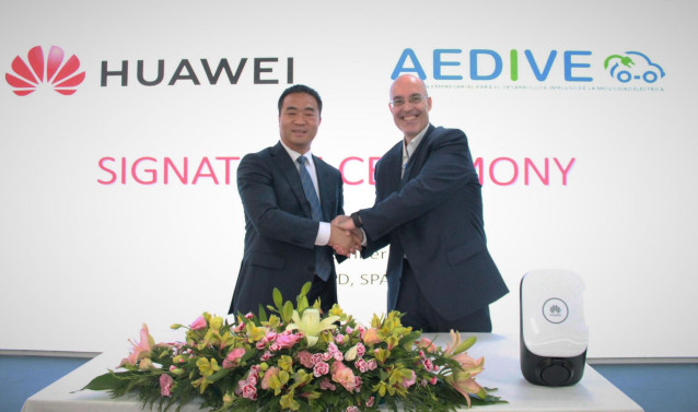 Izda a dcha: Un representante de Huawei y el director general de Aedive, Arturo Pérez de Lucia, durante la firma de la integración de Huawei Digital Power a Aedive.