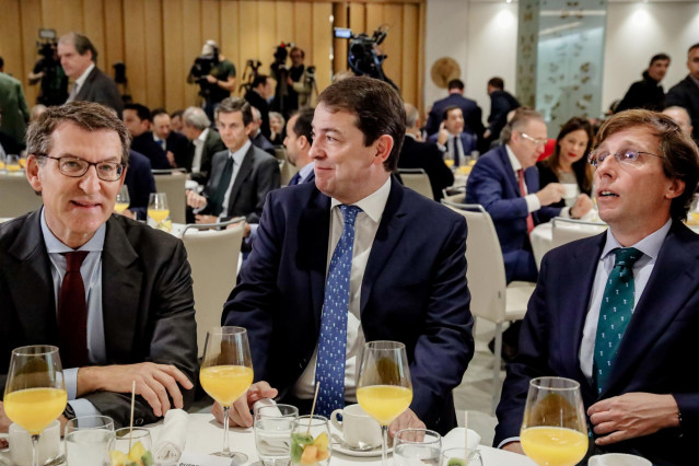 (I-D) El presidente del PP, Alberto Núñez Feijóo; el presidente de la Junta de Castilla y León, Alfonso Fernández Mañueco y el alcalde de Madrid, José Luis Martínez-Almeida, durante un desayuno informativo de Europa Press en el Hotel Hyatt Regency Hesperi
