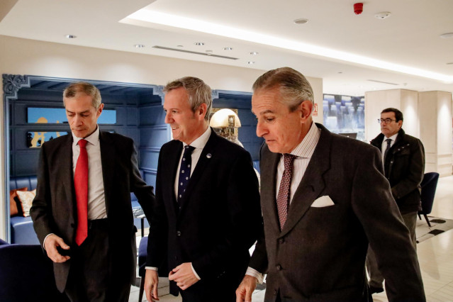 (I-D) El director de Europa Press, Javier García Vila; el presidente de la Xunta de Galicia, Alfonso Rueda y el presidente de Europa Press, Asís Martín de Cabiedes, a su llegada a un desayuno informativo de Europa Press en el Hotel Hyatt Regency Hesperia,