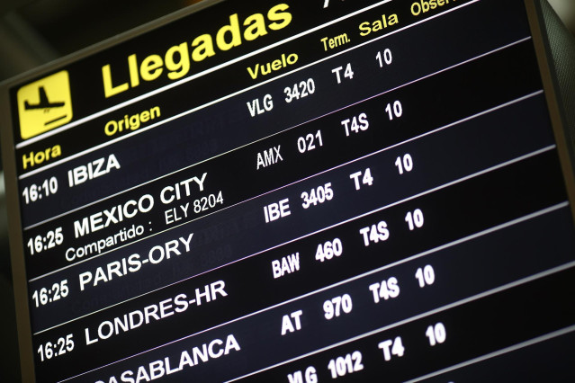 Archivo - Panel de llegadas de la terminal T4 del Aeropuerto Adolfo Suárez Madrid-Barajas, un día antes de la suspensión de los vuelos procedentes de Reino Unido, en Madrid (España), a 21 de diciembre de 2020.