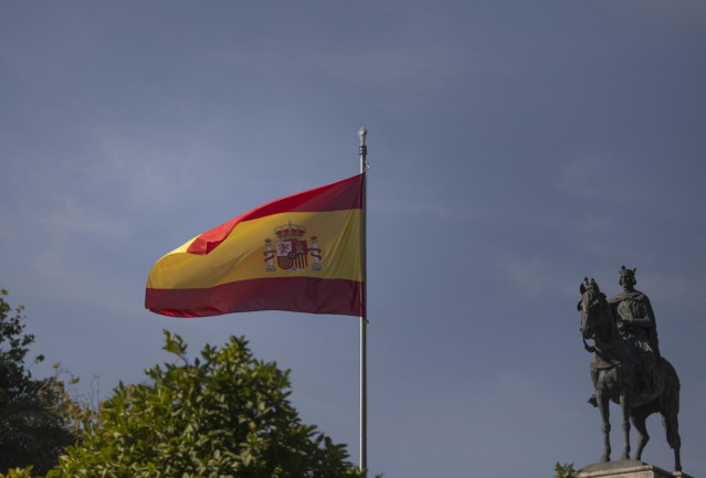 Archivo - Izado de la bandera nacional con motivo del Día de la Hispanidad. A 11 de octubre de 2022, en Sevilla (Andalucía, España). En Sevilla se ha celebrado hoy, martes, un acto complementario al Día de la Fiesta Nacional, donde ha sido izada la bander