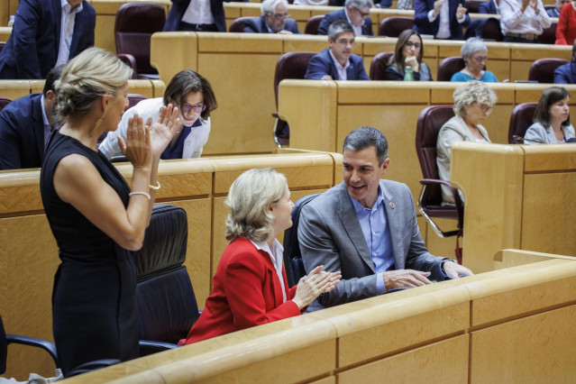 Archivo - (I-D) La vicepresidenta segunda del Gobierno y ministra de Trabajo, Yolanda Díaz; la vicepresidenta primera y ministra de Asuntos Económicos y Transformación Digital, Nadia Calviño, y el presidente del Gobierno, Pedro Sánchez, en el segundo 'car
