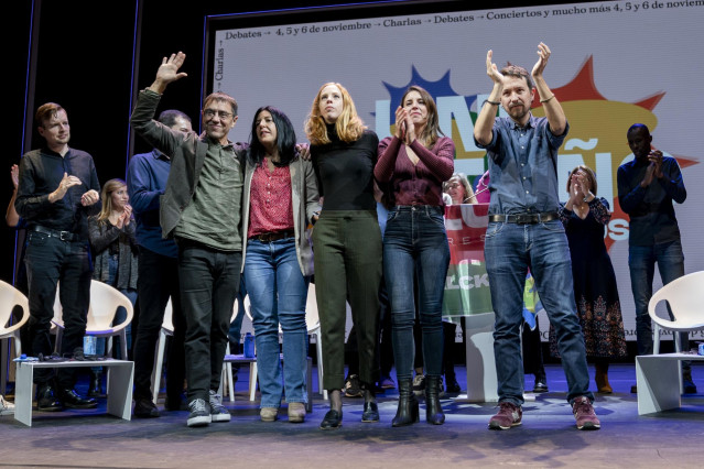 (I-D) El cofundador de Podemos, Juan Carlos Monedero; la diputada del Parlamento Europeo, Idoia Villanueva; la secretaria de Organización de Unidas Podemos, Lilith Verstrynge; la ministra de Igualdad, Irene Montero; y el exlider de Podemos, Pablo Iglesias