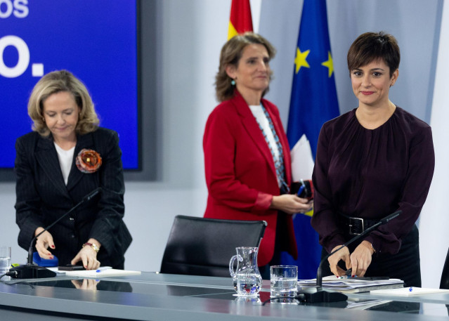 (I-D) La vicepresidenta primera y ministra de Asuntos Económicos, Nadia Calviño; la vicepresidenta tercera y ministra para la Transición Ecológica, Teresa Ribera, y la ministra de Política Territorial y portavoz del Gobierno, Isabel Rodríguez.