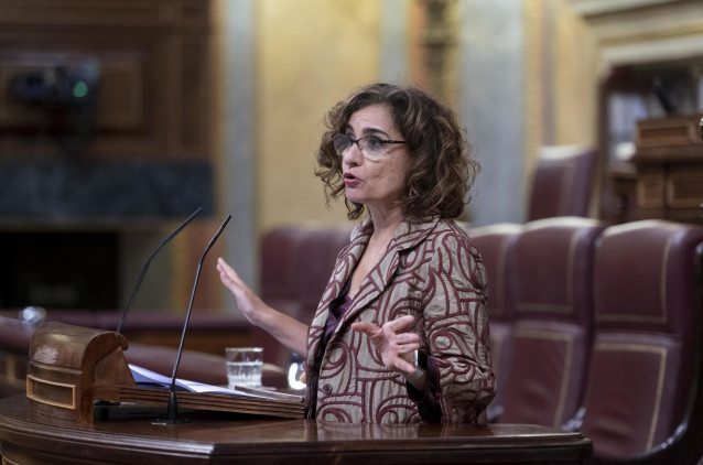 La ministra de Hacienda y Función Pública, María Jesús Montero, interviene durante una sesión plenaria en el Congreso de los Diputados, a 22 de noviembre de 2022, en Madrid (España). Los Presupuestos Generales del Estado (PGE) para 2023 llegaron al Pleno