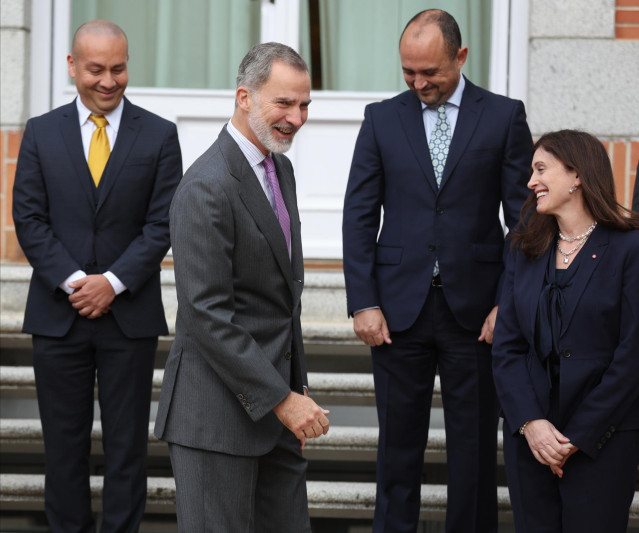 El Rey Felipe VI (2i) y la presidenta de Microsoft para Europa Occidental, Cindy Rose (d), posan en el Palacio de La Zarzuela, a 22 de noviembre de 2022, en Madrid (España).