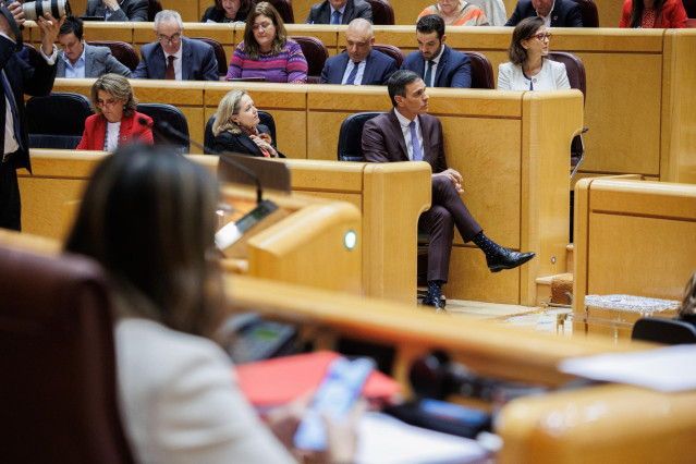 (I-D) La vicepresidenta tercera y ministra para la Transición Ecológica y el Reto Demográfico, Teresa Ribera, la vicepresidenta primera y ministra de Asuntos Económicos y Transformación Digital, Nadia Calviño, y el presidente del Gobierno, Pedro Sánchez,