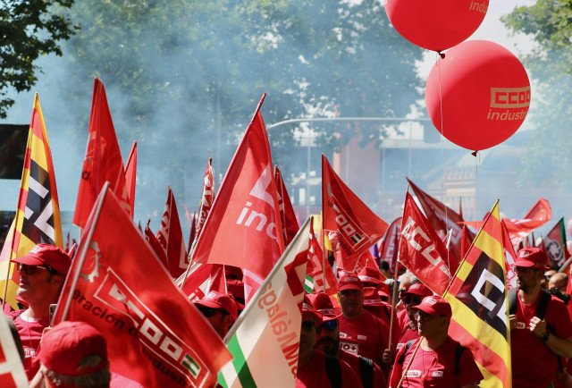 Archivo - Una multitud de personas con banderas durante una manifestación