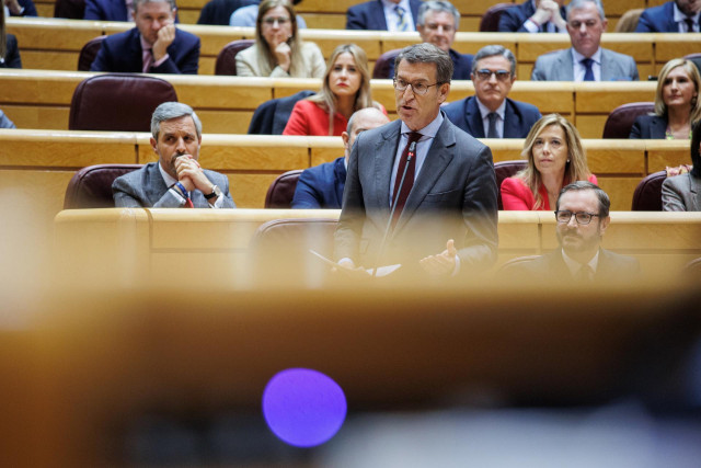 El líder del Partido Popular, Alberto Núñez Feijóo, interviene durante una sesión de control al Gobierno en el Senado, a 22 de noviembre de 2022, en Madrid (España). El PP intensifica su ofensiva contra el jefe del Ejecutivo centrándose en dos de los fren
