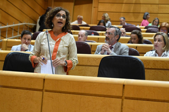 Archivo - La ministra de Hacienda y Función Pública, María Jesús Montero,  en una sesión de control al Gobierno en el Senado, a 4 de octubre de 2022, en Madrid (España). El grupo popular lleva a la sesión de control del Senado algunos de los asuntos econó
