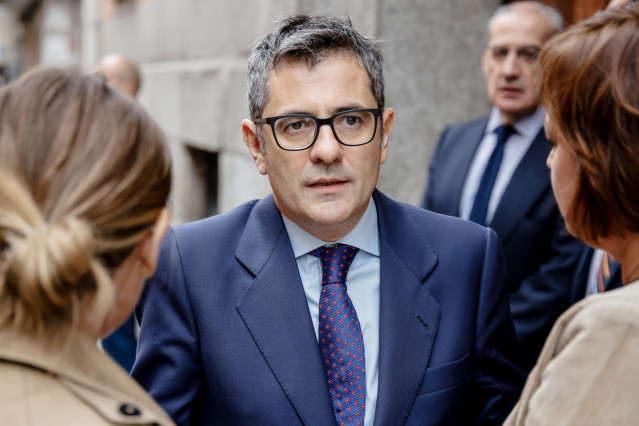 El ministro de Presidencia, Relaciones con las Cortes y Memoria Democrática, Félix Bolaños, a la salida de un acto de la Real Academia de la Historia, a 28 de octubre de 2022, en Madrid (España). El Gobierno tiene previsto invertir en 2023 un total de 13,