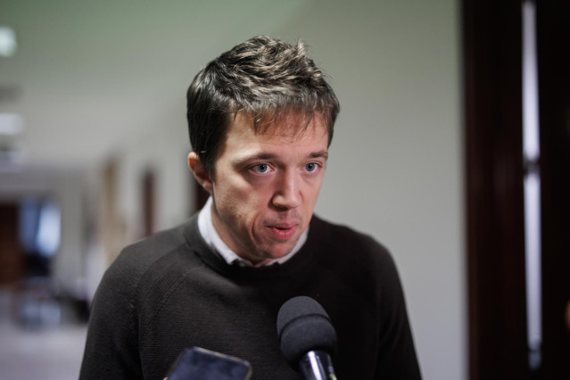 El líder de Más País, Íñigo Errejón, ofrece declaraciones a los medios de comunicación a su llegada a la Junta de Portavoces en el Congreso de los Diputados