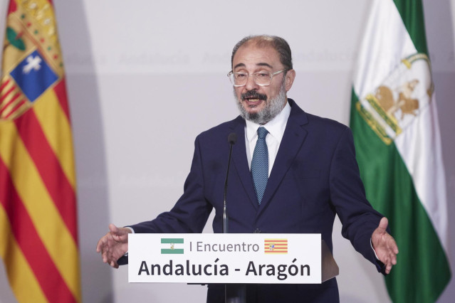 Archivo - El presidente de Aragón, Javier Lambán, atiende a los medios de comunicación tras el I Encuentro Andalucía-Aragón en el Palacio de San Telmo, a 6 de octubre de 2022 en Sevilla (Andalucía, España). El presidente de la Junta de Andalucía, Juanma M
