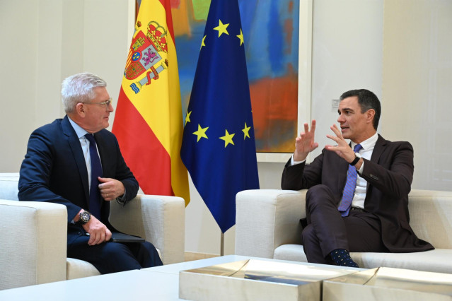 El consejero delegado de Ericsson, Borjë Ekholm, y el presidente del Gobierno de España, Pedro Sánchez, en una reunión celebrada este martes 22 de noviembre en el Palacio de la Moncloa con motivo del centenario en el país de la firma sueca