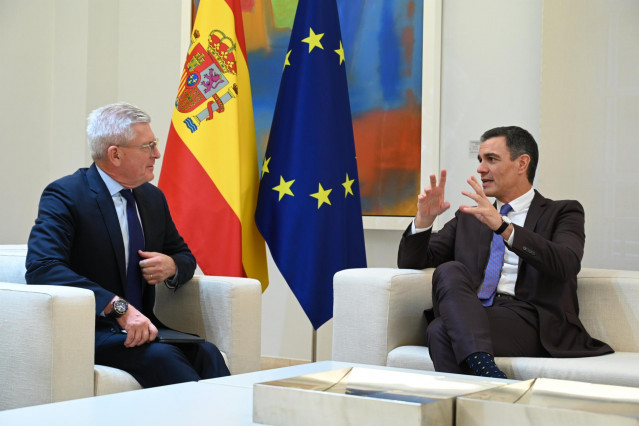 El consejero delegado de Ericsson, Borjë Ekholm, y el presidente del Gobierno de España, Pedro Sánchez, en una reunión celebrada este martes 22 de noviembre en el Palacio de la Moncloa con motivo del centenario en el país de la firma sueca