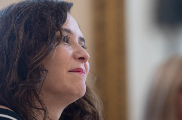 La presidenta de la Comunidad de Madrid, Isabel Díaz Ayuso, tras recibir el cinturón negro honorífico concedido por la Federación Madrileña de Judo y Deportes Asociados en la Real Casa de Correos, a 18 de noviembre de 2022, en Madrid (España).