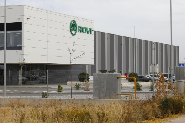 Archivo - Detalle de la fachada principal durante la visita a las nuevas instalaciones de ROVI, a día 21 de octubre de 2022 en Escúzar, Granada (Andalucía, España). La farmacéutica ROVI ha instalado en Granada una planta para la fabricación de sus product