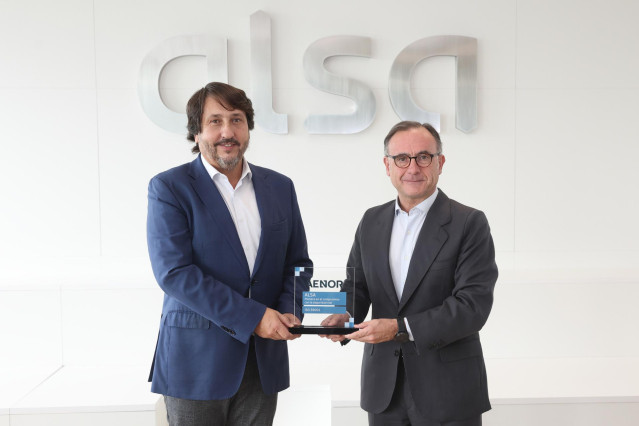 Desde la izquierda, Francisco Iglesias, consejero delegado de Alsa, recibe el reconocimiento de manos de Javier Mejía, director de Marketing y Desarrollo de Negocio de AENOR