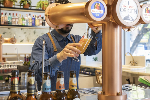 Archivo - Grifos de cerveza Cruzcampo