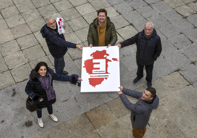 Archivo - El número uno de la candidatura ‘Vía Burgalesa-España Vaciada’, José Ramón González (c), posa en la presentación oficial de la candidatura, una nueva marca electoral para las elecciones del próximo febrero, en la Plaza de Santa María, a 11 de en