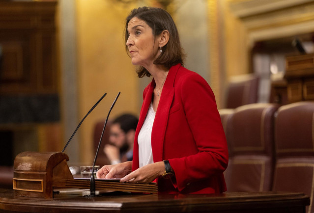 La ministra de Industria, Comercio y Turismo, Reyes Maroto, interviene durante una sesión plenaria en el Congreso de los Diputados, a 23 de noviembre de 2022, en Madrid (España).
