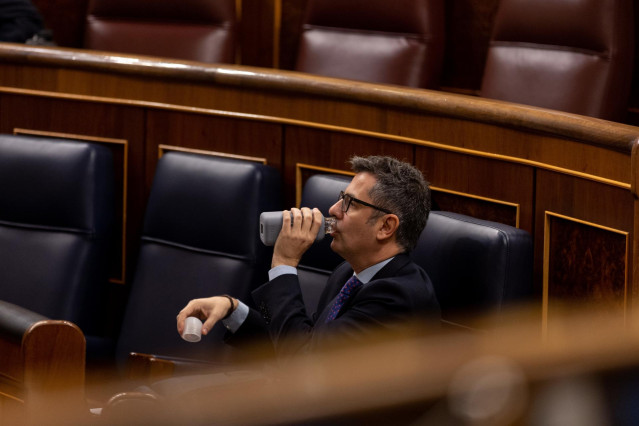 El ministro de la Presidencia, Relaciones con las Cortes y Memoria Democrática, Félix Bolaños, bebe agua durante una sesión plenaria en el Congreso de los Diputados, a 23 de noviembre de 2022, en Madrid (España).