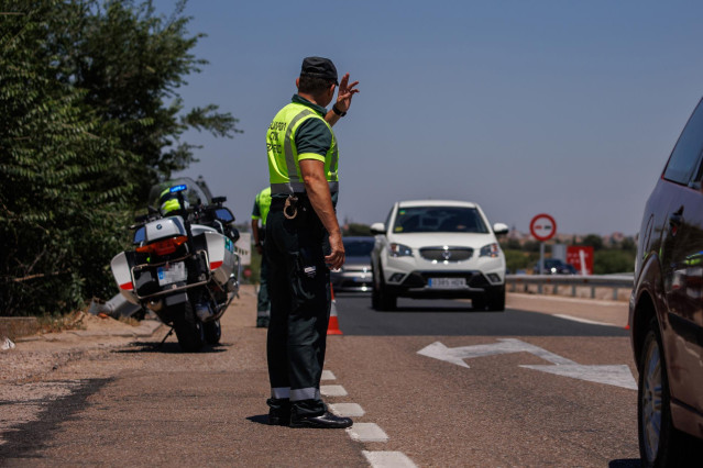 Archivo - Un agente de la Guardia Civil durante un control de tráfico