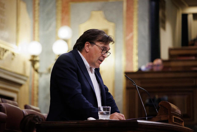 Archivo - El diputado de Teruel Existe, Tomás Guitarte, interviene durante una sesión plenaria en el Congreso de los Diputados, a 13 de septiembre de 2022, en Madrid (España).