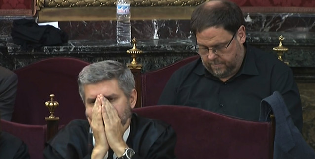 Archivo - (I-D) El abogado de Oriol Junqueras y Raül Romeva, Andreu Van Den Eyde y el preso del procés y exvicepresidente de la Generalitat, Oriol Junqueras, durante el turno de las conclusiones de la Fiscalía en el juicio por el procés en el Tribunal Sup