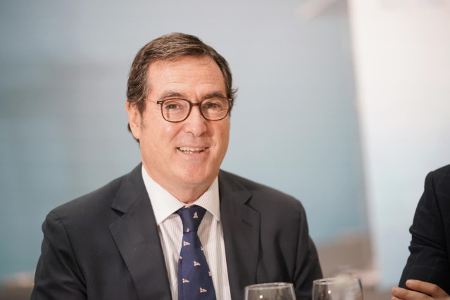 Archivo - El presidente de la CEOE, Antonio Garamendi, participa en el foro económico 