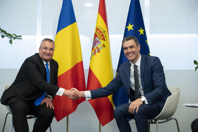 El presidente del Gobierno, Pedro Sánchez (d), y el primer ministro de Rumanía, Nicolae-Ionel Ciuca (i), se estrechan la mano en la cumbre histórica Hispano-Rumana, en el Palacio de Congresos de Castellón, a 23 de noviembre de 2022, en Castellón.