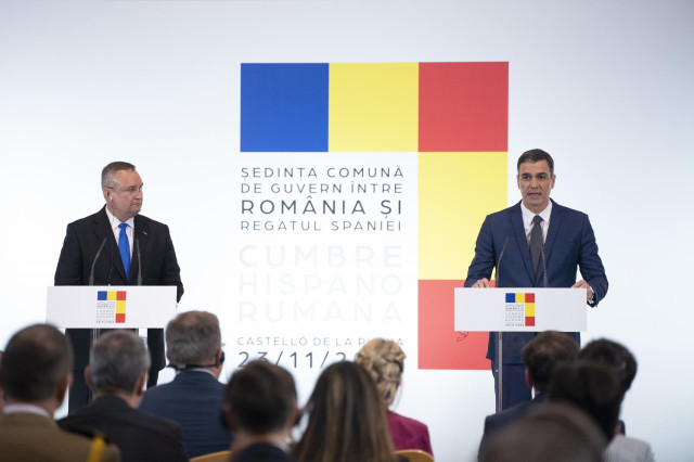 El presidente del Gobierno de España, Pedro Sánchez, interviene junto al presidente del Gobierno de Rumanía, Nicolae Ciuca (i), en rueda de prensa tras la reunión de la cumbre histórica Hispano-Rumana, en el Palacio de Congresos de Castellón, a 23 de novi