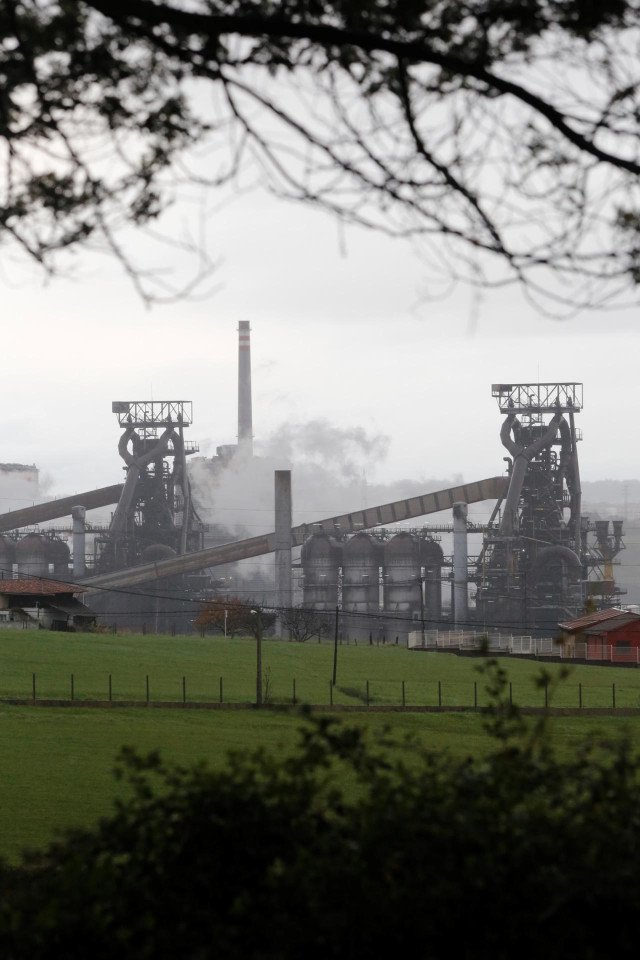Archivo - Vista de la fábrica de acero de ArcelorMittal en Gijón, Asturias