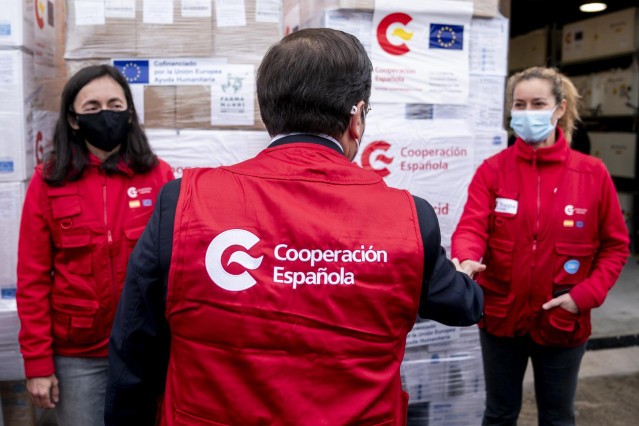 Archivo - El ministro de Asuntos Exteriores, Unión Europea y Cooperación,  José Manuel Albares, charla con las personas que se encargan de la recepción del material sanitario para mandar a Ucrania, en la Base Aérea de Torrejón de Ardoz, a 26 de febrero de