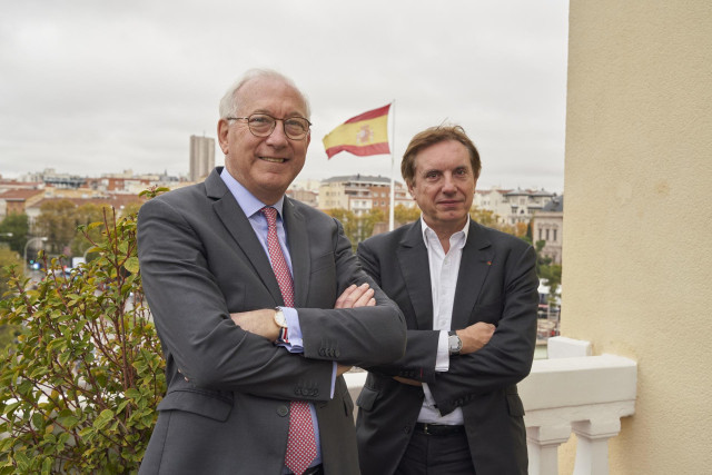 De izda a dcha: el consejero delegado de Sofinco España, Pierre Adam, y el consejero delegado de Credit Agricole Consumer Finance (CA CF), Stephane Priami.