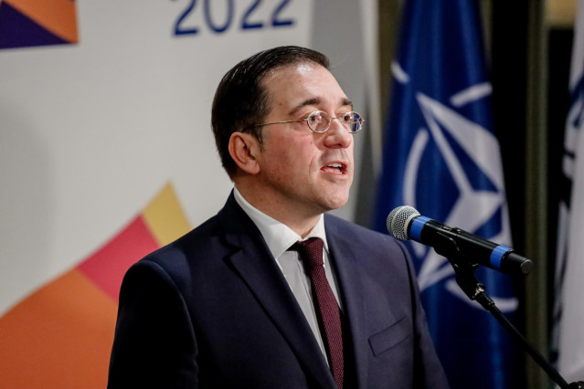 El ministro de Asuntos Exteriores, Unión Europea y Cooperación, José Manuel Albares, ofrece declaraciones a los medios después de intervenir en el Comité de Política, en el hotel Meliá Castilla, a 19 de noviembre de 2022, en Madrid (España).
