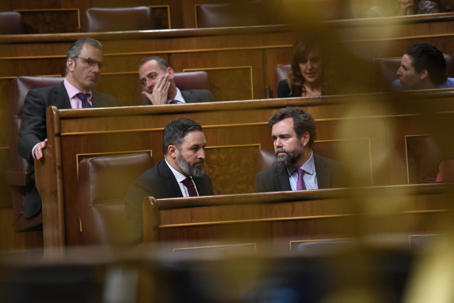 El líder de Vox, Santiago Abascal, y el portavoz de Vox en el Congreso de los Diputados, Iván Espinosa de los Monteros (d), en una sesión plenaria en el Congreso de los Diputados, a 23 de noviembre de 2022