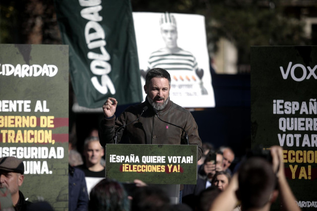 El líder de Vox, Santiago Abascal, interviene durante una manifestación convocada por la formación parlamentaria Vox, en la Plaza de la Universidad, a 19 de noviembre de 2022, en Barcelona, Catalunya (España).