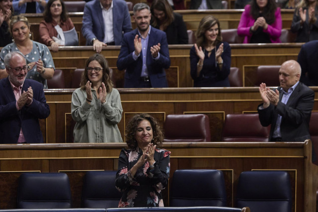 La ministra de Hacienda, María Jesús Montero, aplaudida por los diputados socialistas en una sesión plenaria del Congreso