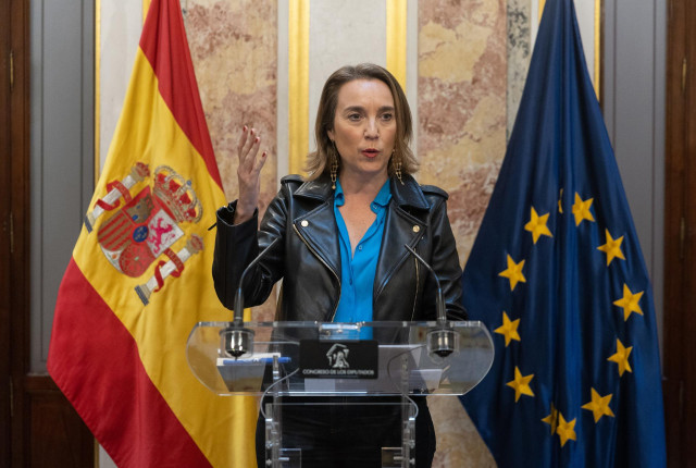 La portavoz del Grupo Parlamentario Popular en el Congreso de los Diputados, Cuca Gamarra, interviene en el escritorio del hemiciclo mientras se celebra una sesión plenaria en el Congreso de los Diputados, a 23 de noviembre de 2022, en Madrid (España). Lo