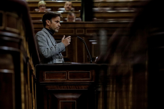 El presidente del grupo parlamentario de Unidas Podemos en el Congreso, Jaume Asens, interviene durante una sesión plenaria en el Congreso de los Diputados, a 24 de noviembre de 2022, en Madrid (España).