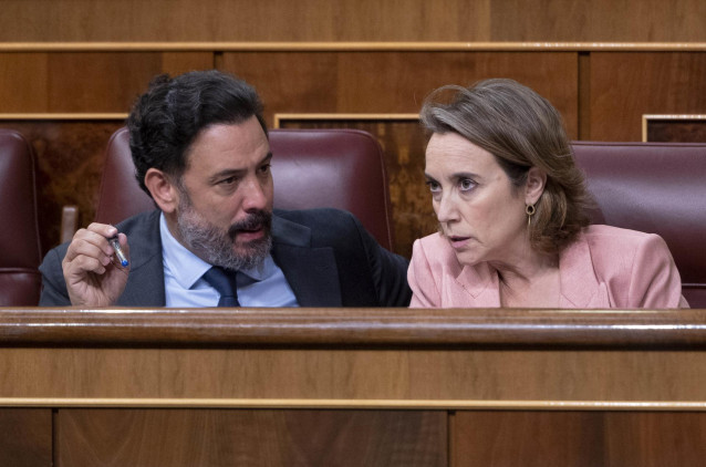 La portavoz del Grupo Parlamentario Popular en el Congreso de los Diputados, Cuca Gamarra (d), durante una sesión plenaria en el Congreso de los Diputados, a 22 de noviembre de 2022, en Madrid (España). Los Presupuestos Generales del Estado (PGE) para 202