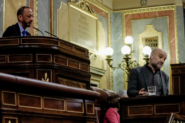 El vicepresidente primero del Congreso de los Diputados por el PSOE, Alfonso Rodríguez Gómez de Celis (i) llama la atención al diputado del BNG en el Congreso, Néstor Rego (d) ''por llamar corrupta a la monarquía''.