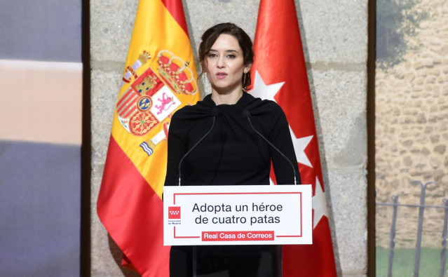 La presidenta de la Comunidad de Madrid, Isabel Díaz Ayuso, interviene durante la campaña ‘Adopta un Héroe de 4 patas'