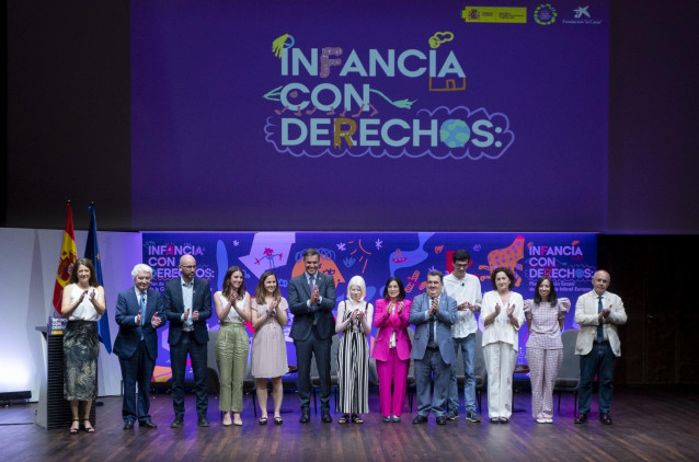 Archivo - La ministra de Igualdad, Irene Montero (4i); la ministra de Derechos Sociales y Agenda 2030, Ione Belarra (5i); el presidente del Gobierno, Pedro Sánchez (6i); la ministra de Sanidad, Carolina Darias (8i); el alto Comisionado para la Lucha contr