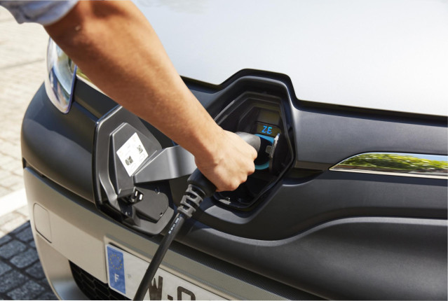Archivo - Un vehículo eléctrico recargando (Renault Kangoo ZE)