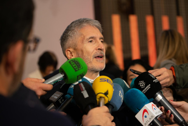 El ministro del Interior, Fernando Grande-Marlaska, atiende a los medios durante la clausura el acto organizado con motivo del Día Internacional de la Eliminación de la Violencia contra la Mujer, en la sede de la Diputación de Pontevedra, a 24 de noviembr