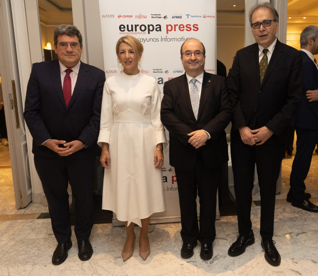 (I-D) El ministro de Inclusión, Seguridad Social y Migraciones, José Luis Escrivá; la vicepresidenta segunda y ministra de Trabajo y Economía Social, Yolanda Díaz; el ministro de Cultura y Deporte, Miquel Iceta y el ministro de Universidades, Joan Subirat