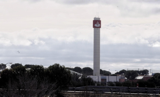 Archivo - Logo del Banco Santander en lo alto de una construcción en la entrada a la Ciudad Financiera del Grupo Santander cerca de la localidad madrileña de Boadilla del Monte.